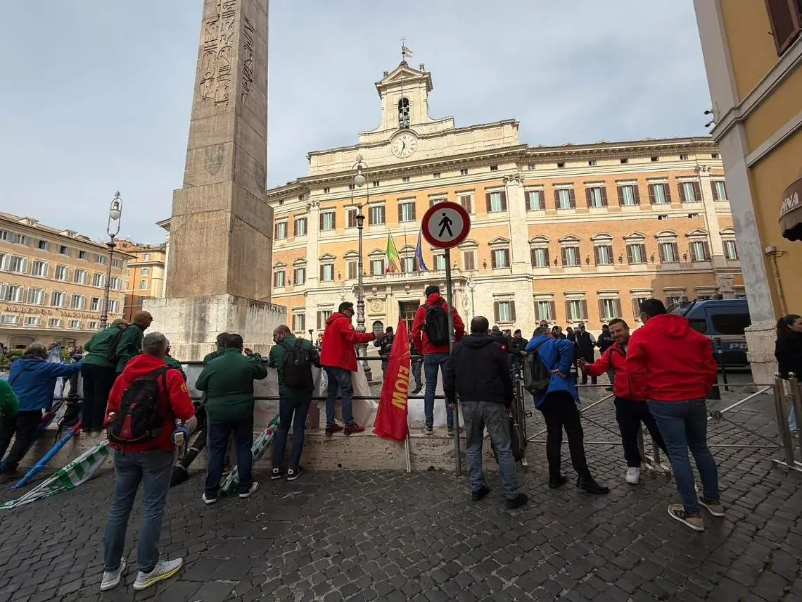 Ex Ilva, vertice a Palazzo Chigi per scongiurare il blackout produttivo. Prende forma il "Piano Ponte" dell'Esecutivo Ex Ilva, vertice a Palazzo Chigi per scongiurare il blackout produttivo. Prende forma il "Piano Ponte" dell'Esecutivo