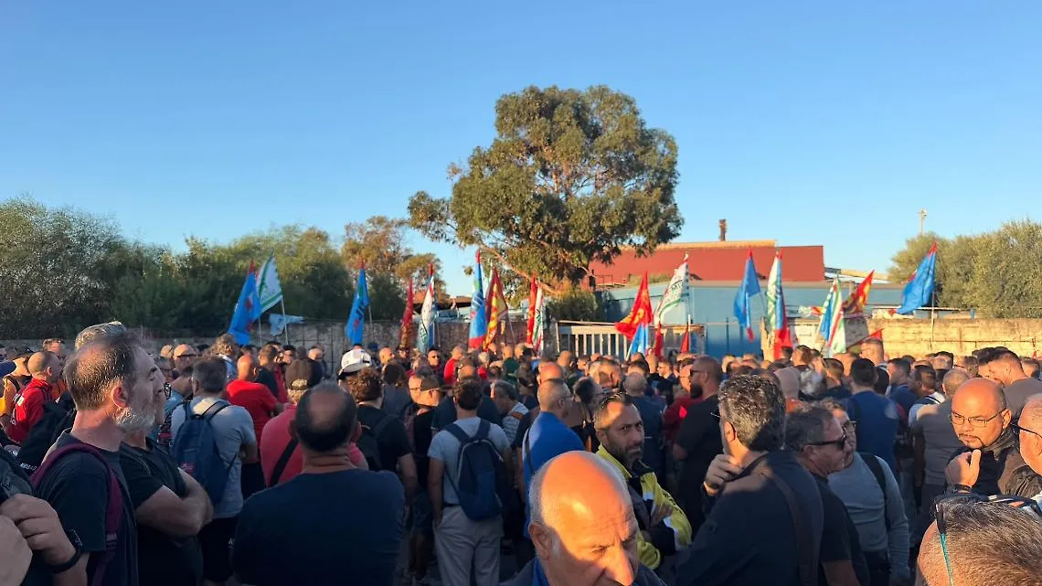 L'assemblea dei lavoratori ex Ilva - foto di Francesco Manfuso