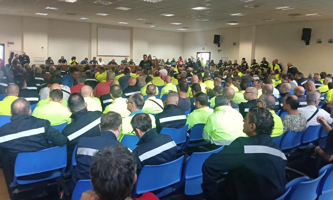 L'assemblea dei lavoratori ex Ilva - foto della Fim Cisl di Taranto